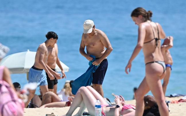 Bañistas disfrutan de la playa de La Concha