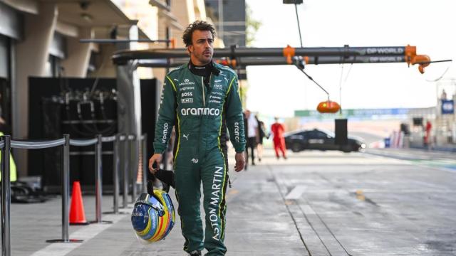 Fernando Alonso, de Aston Martin, durante los test de la pretemporada en Baréin.