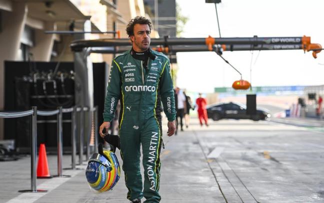 Fernando Alonso, de Aston Martin, durante los test de la pretemporada en Baréin.