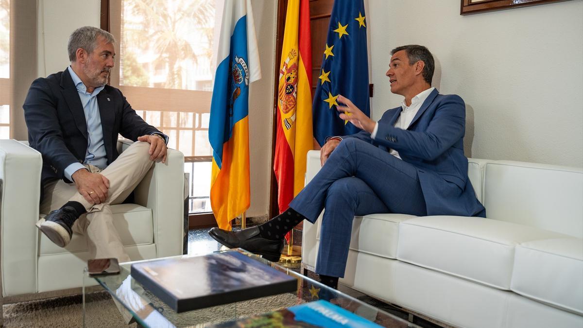 El presidente del Gobierno, Pedro Sánchez (d), y el presidente de Canarias, Fernando Clavijo (i), se reúnen para abordar la crisis migratoria del archipiélago