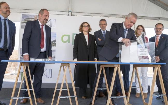 El lehendakari, Iñigo Urkullu, deposita periódicos del día en la colocación de la primera piedra del nuevo centro de datos.