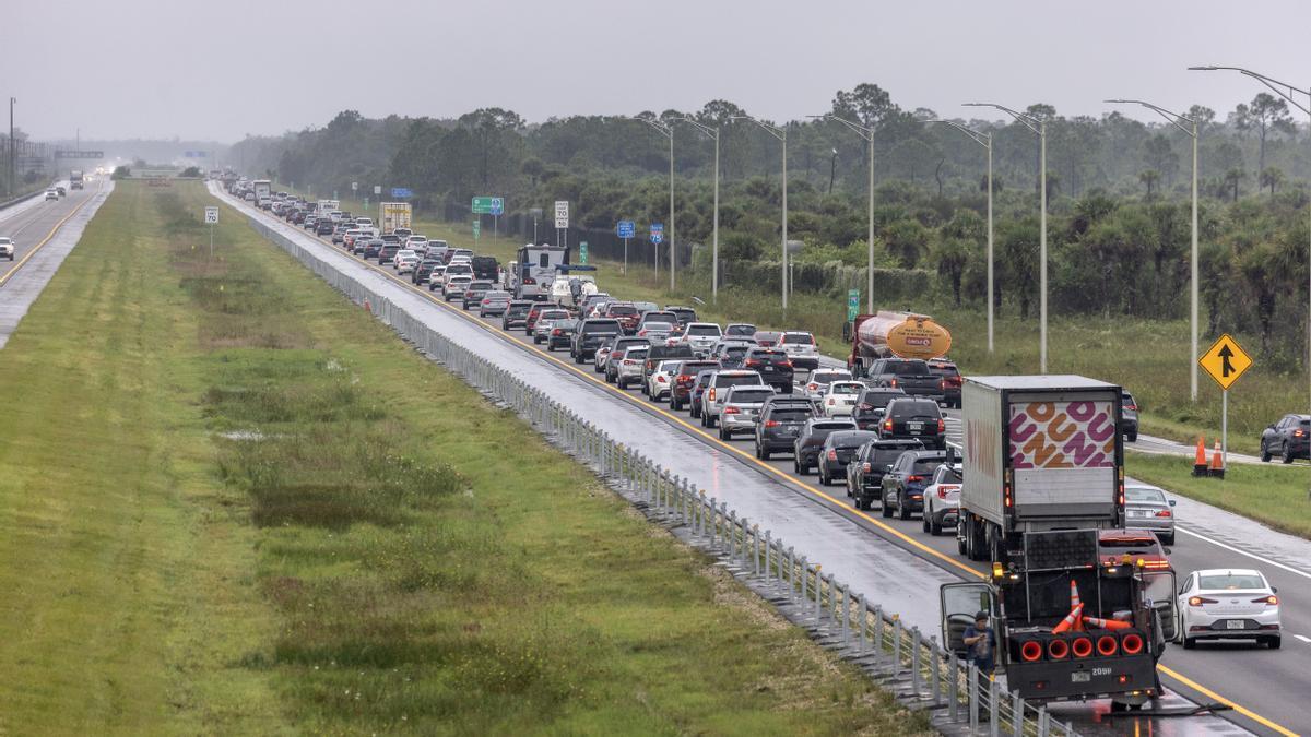 Miles de personan huyen del azote del huracán 'Milton' en Florida