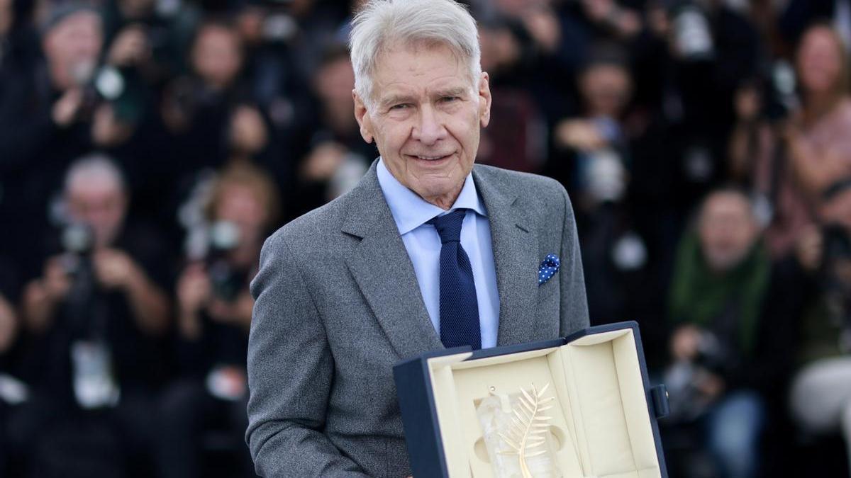 Harrison Ford posa con su Palma de Oro de honor en Cannes.