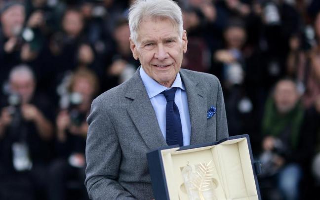 Harrison Ford posa con su Palma de Oro de honor en Cannes. Harrison Ford posa con su Palma de Oro de honor en Cannes.