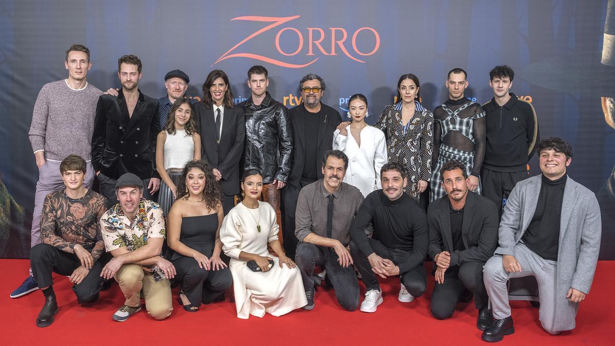 Imagen de familia del elenco de la nueva versión de 'Zorro'