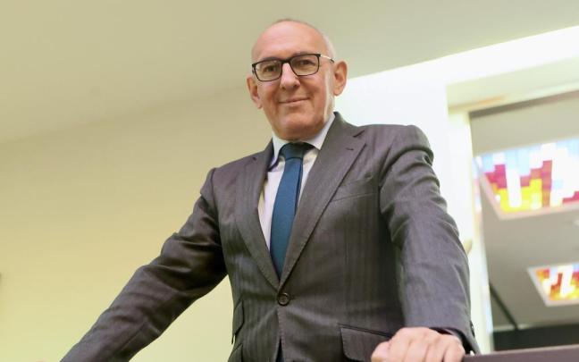 Ramiro González, diputado general de Araba, en el interior del Palacio de la Provincia.