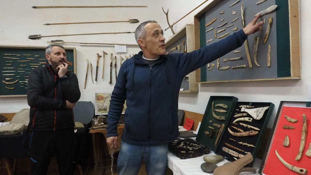 José Julián Márquez, en una visita guiada al museo de réplicas prehistóricas Hezur.