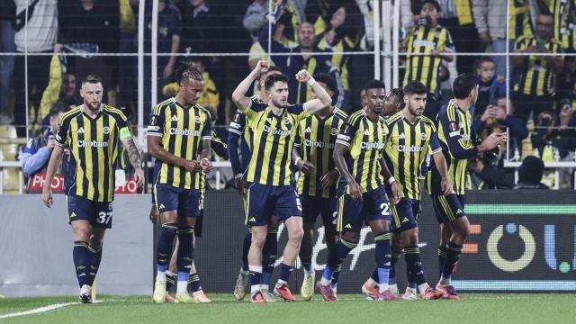 Los jugadores del Fenerbahce, entre ellos Marco Asensio, celebran un gol de su equipo.