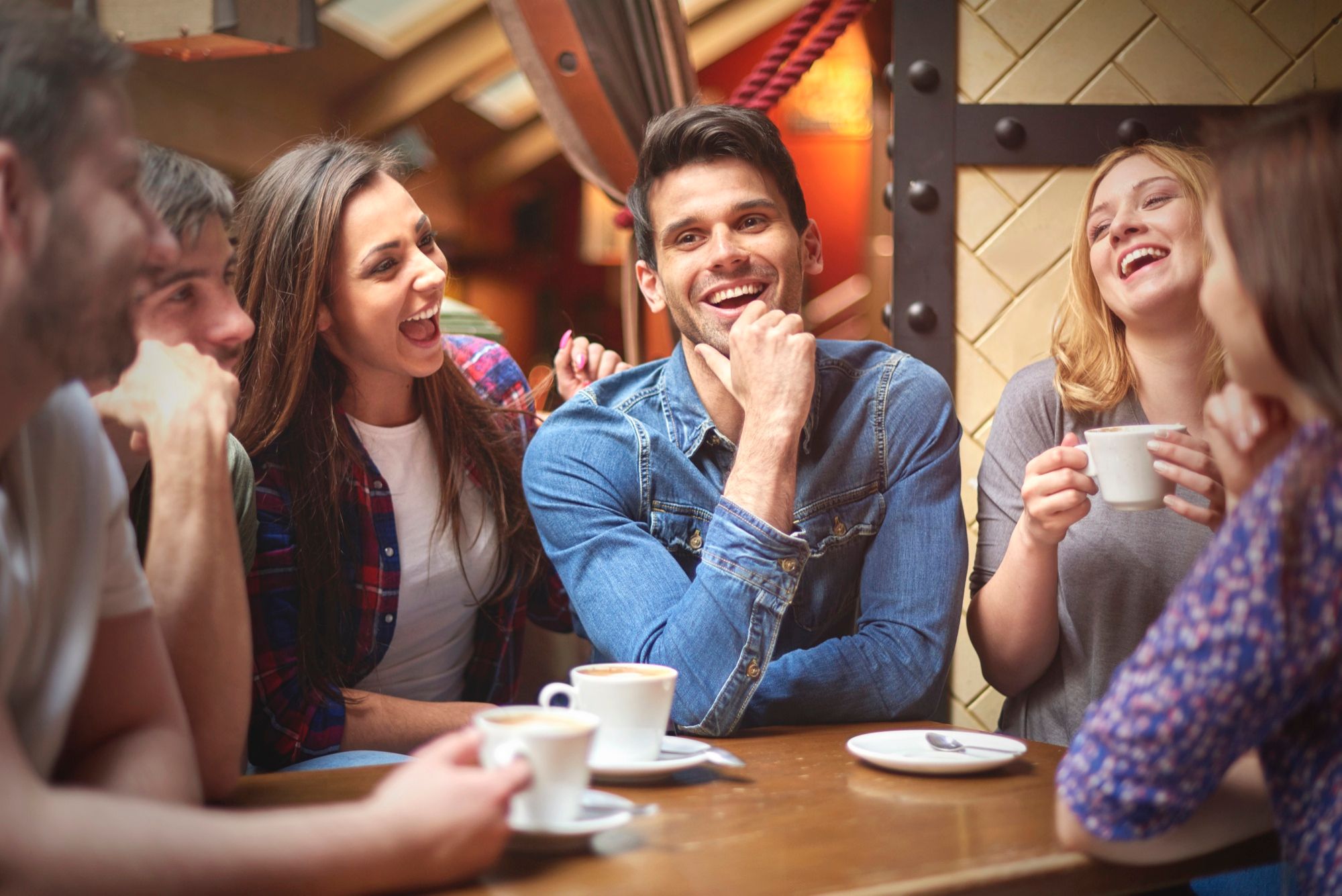 Un grupo de amigos disfruta de un encuentro en torno a un café.