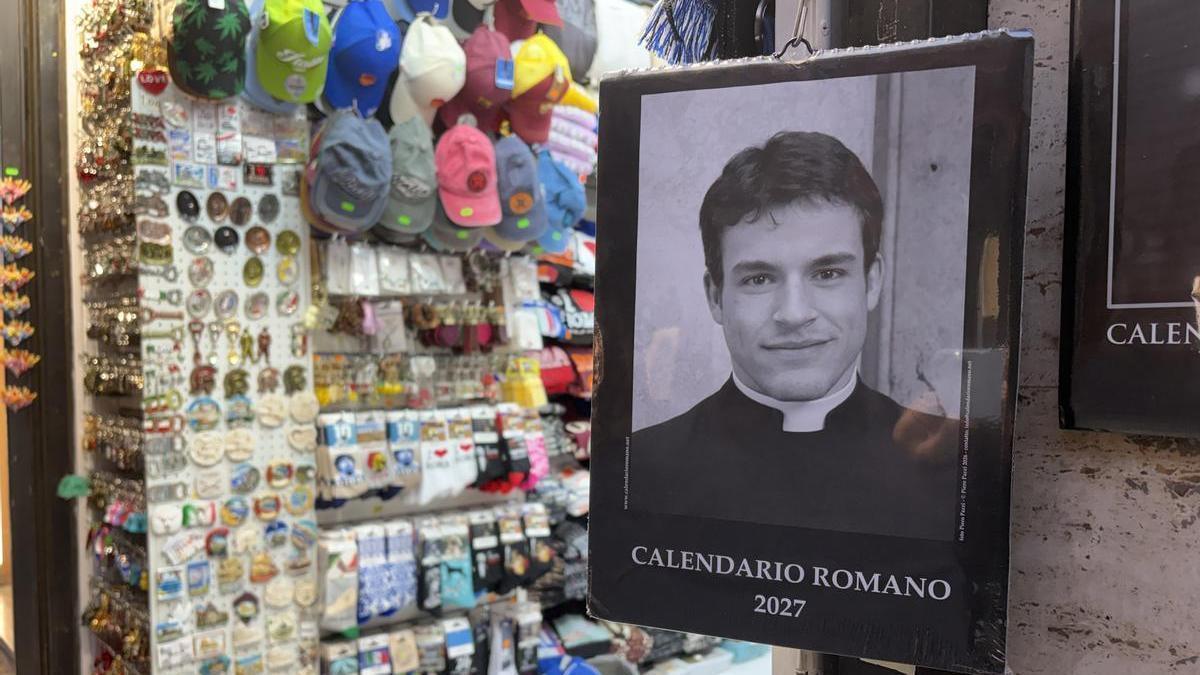 El calendario puede verse cada día a las puertas de todo bazar de Romsa que se precie.