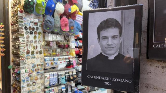 El calendario puede verse cada día a las puertas de todo bazar de Romsa que se precie.