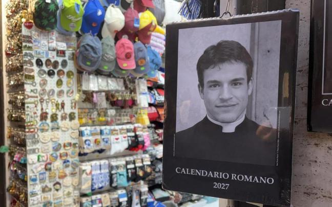 El calendario puede verse cada día a las puertas de todo bazar de Romsa que se precie.