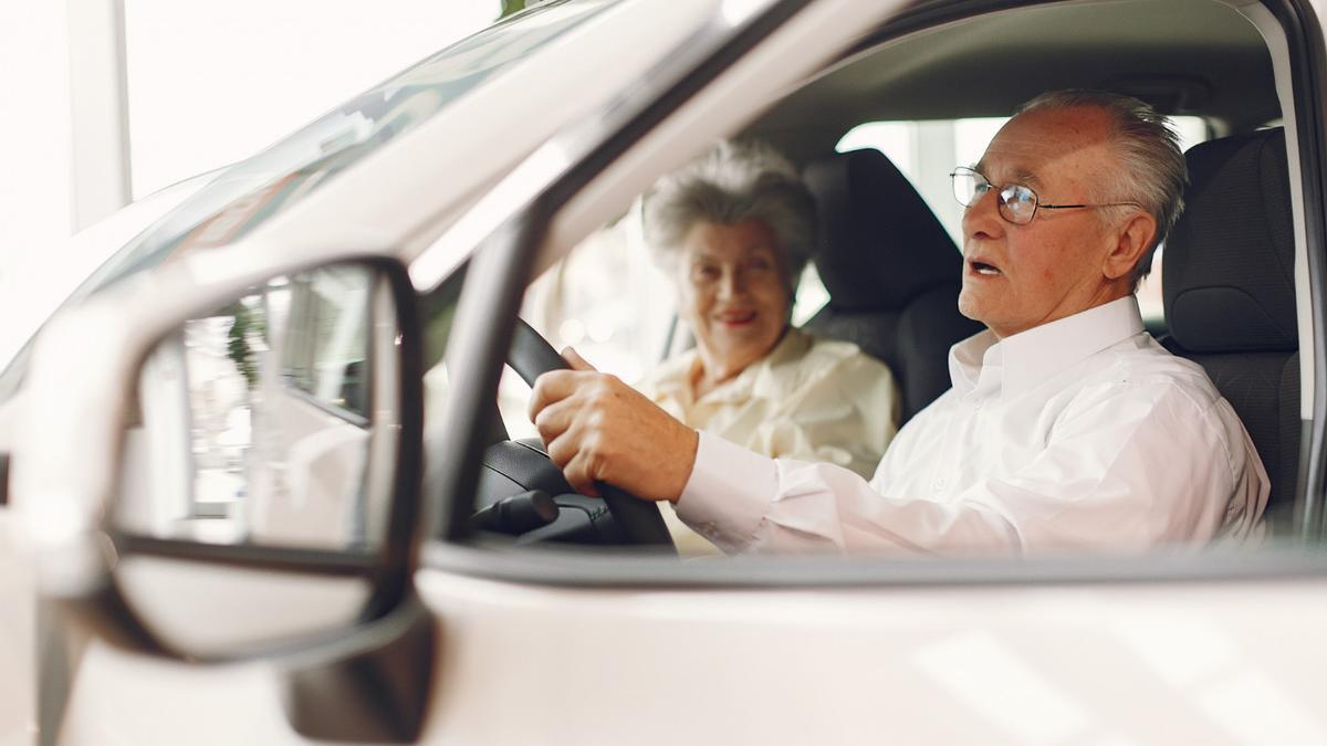 Dos personas de avanzada edad, en un coche.