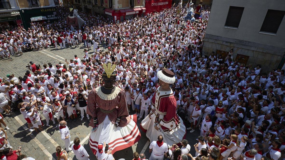 La despedida de la Comparsa de Gigantes y Cabezudos.