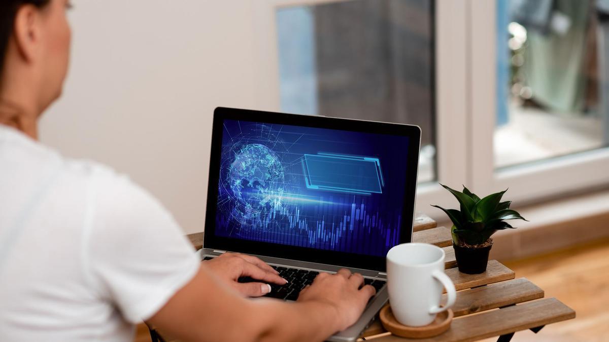 Una mujer trabaja en la creación de contenido digital.