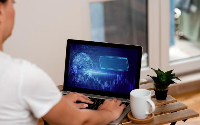 Una mujer trabaja en la creación de contenido digital.