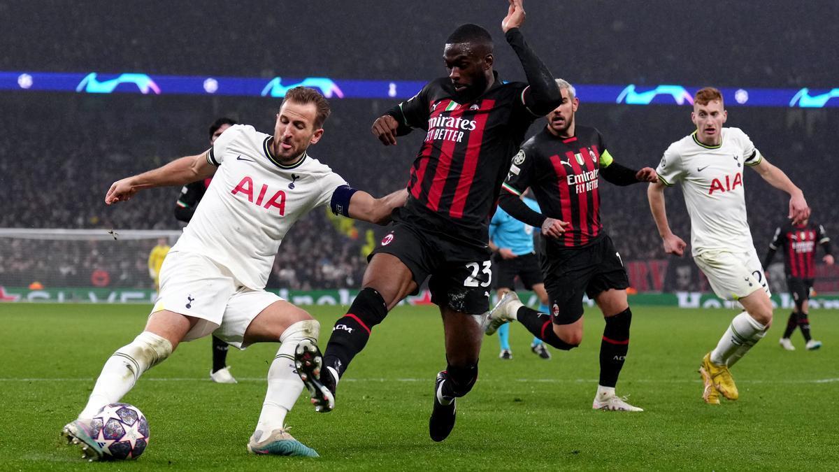 Harry Kane y Fikayo Tomori, en un lance del partido.