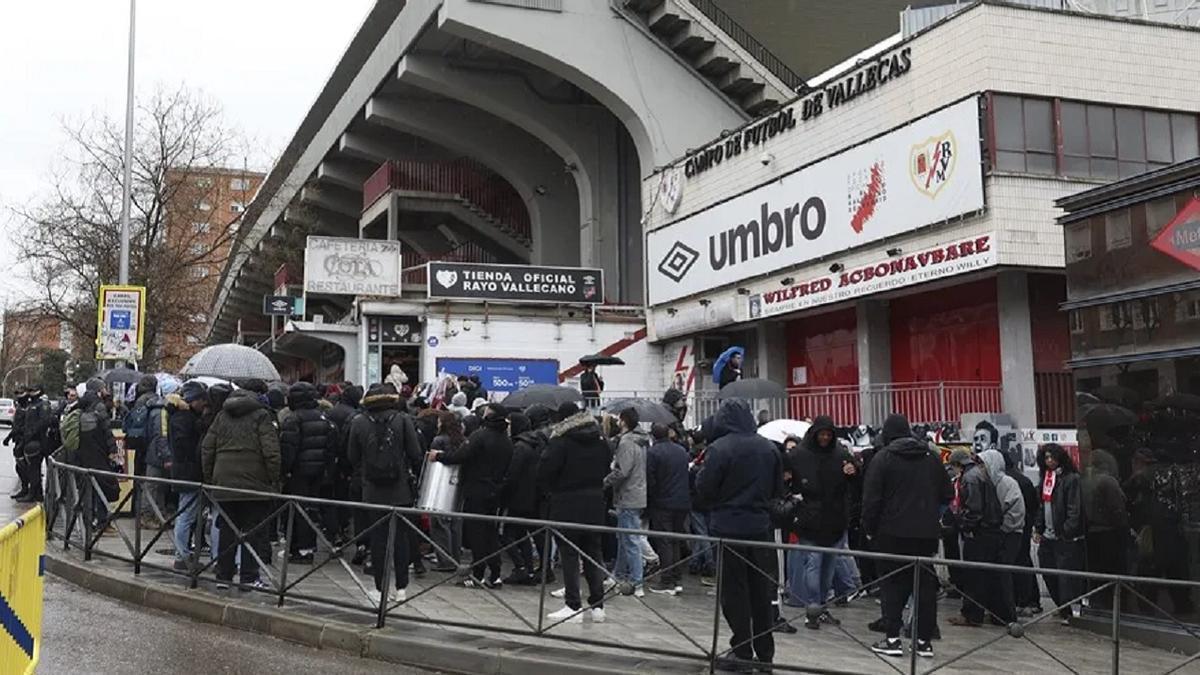 Aficionados esperan fuera del estadio de Vallecas antes de la suspensión del Rayo-Oviedo.