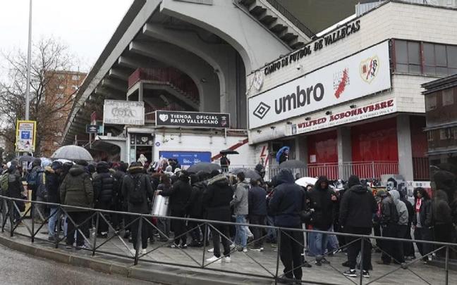 Aficionados esperan fuera del estadio de Vallecas antes de la suspensión del Rayo-Oviedo.