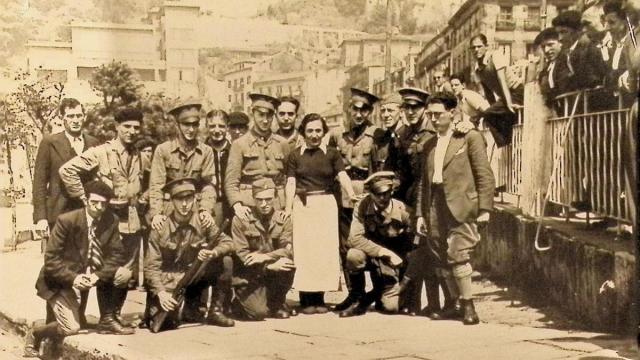 Internazionalista batzuk Donostiako portuan.