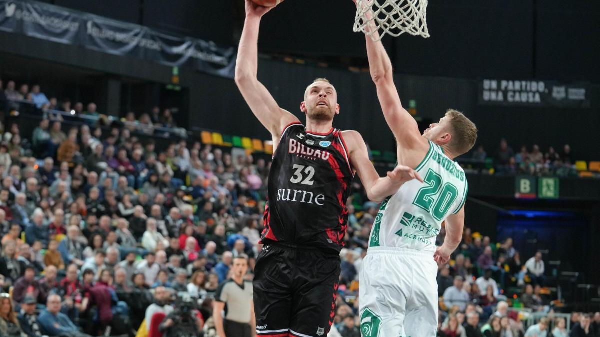 Tryggvi Hilnason en imagen en el partido frente a Dinamo Sassari. Foto: JOSE MARI MARTÍNEZ