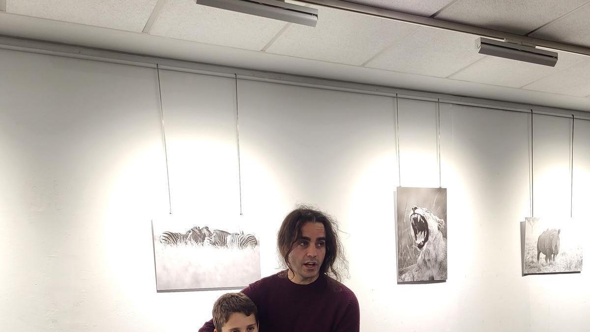 Jon Batiz junto a su hijo Ametx en la exposición