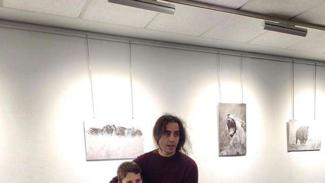 Jon Batiz junto a su hijo Ametx en la exposición