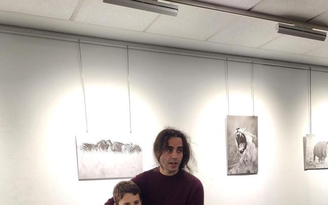 Jon Batiz junto a su hijo Ametx en la exposición
