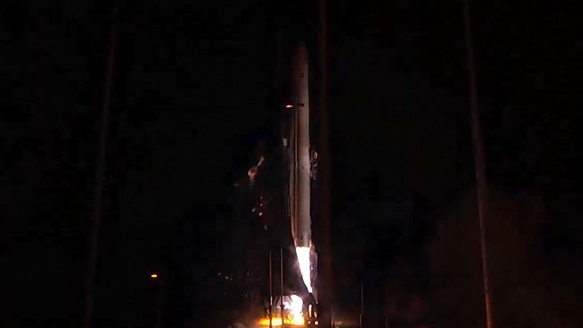 El cohete Terran 1, durante la maniobra de despegue en Cabo Cañaveral.