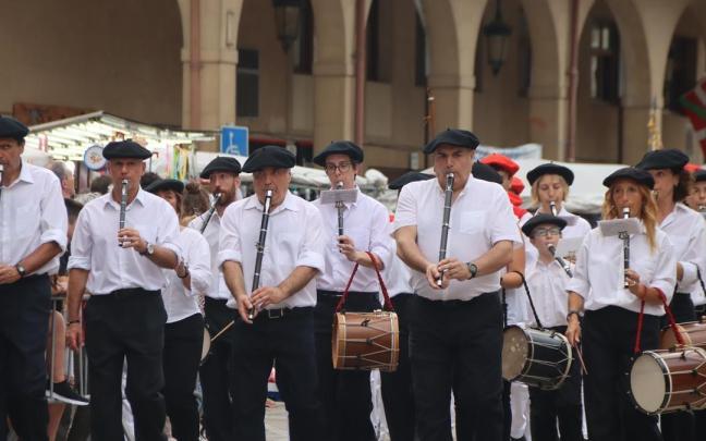 Alboradak Txistulari taldea poniendo ritmo en las calles. / Goiena. Alboradak Txistulari taldea poniendo ritmo en las calles.