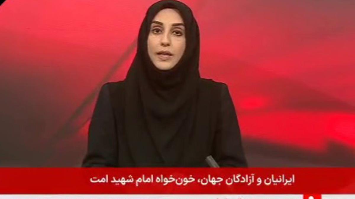 Una presentadora de la radio televisión pública iraní durante una emisión