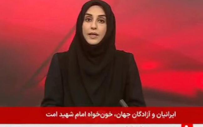 Una presentadora de la radio televisión pública iraní durante una emisión