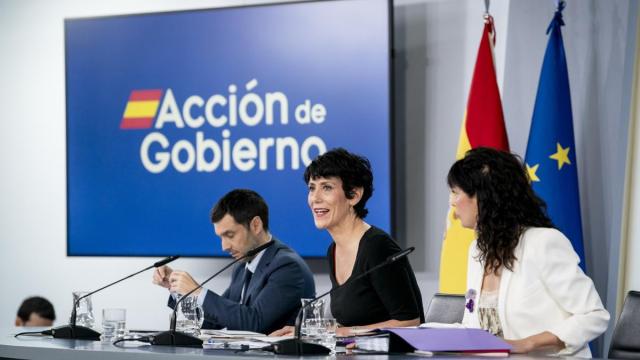 De izquierda a derecha: El ministro de Derechos Sociales, Pablo Bustinduy; la portavoz del Gobierno y ministra, Elma Saiz; y la ministra de Igualdad, Ana Redondo, tras la reunión del Consejo de Ministros.