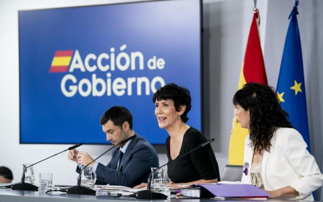 De izquierda a derecha: El ministro de Derechos Sociales, Pablo Bustinduy; la portavoz del Gobierno y ministra, Elma Saiz; y la ministra de Igualdad, Ana Redondo, tras la reunión del Consejo de Ministros.