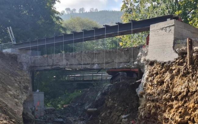 Imagen de las obras de reparación del socavón en la calle San Miguel