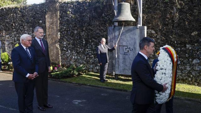 El presidente alemán, Frank-Walter Steinmeier, con el rey español, Felipe VI, en el cementerio de Zallo, en Gernika