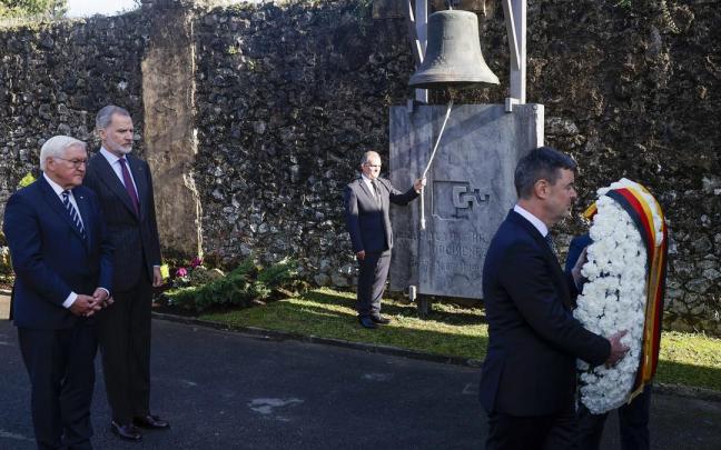 El presidente alemán, Frank-Walter Steinmeier, con el rey español, Felipe VI, en el cementerio de Zallo, en Gernika