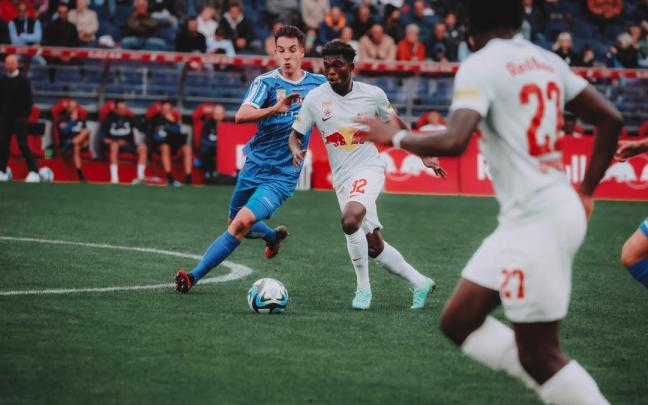 El ghanés Forson conduce el balón ante el acoso de un rival, este sábado en Salzburgo. / FC RED BULL SALZBURG