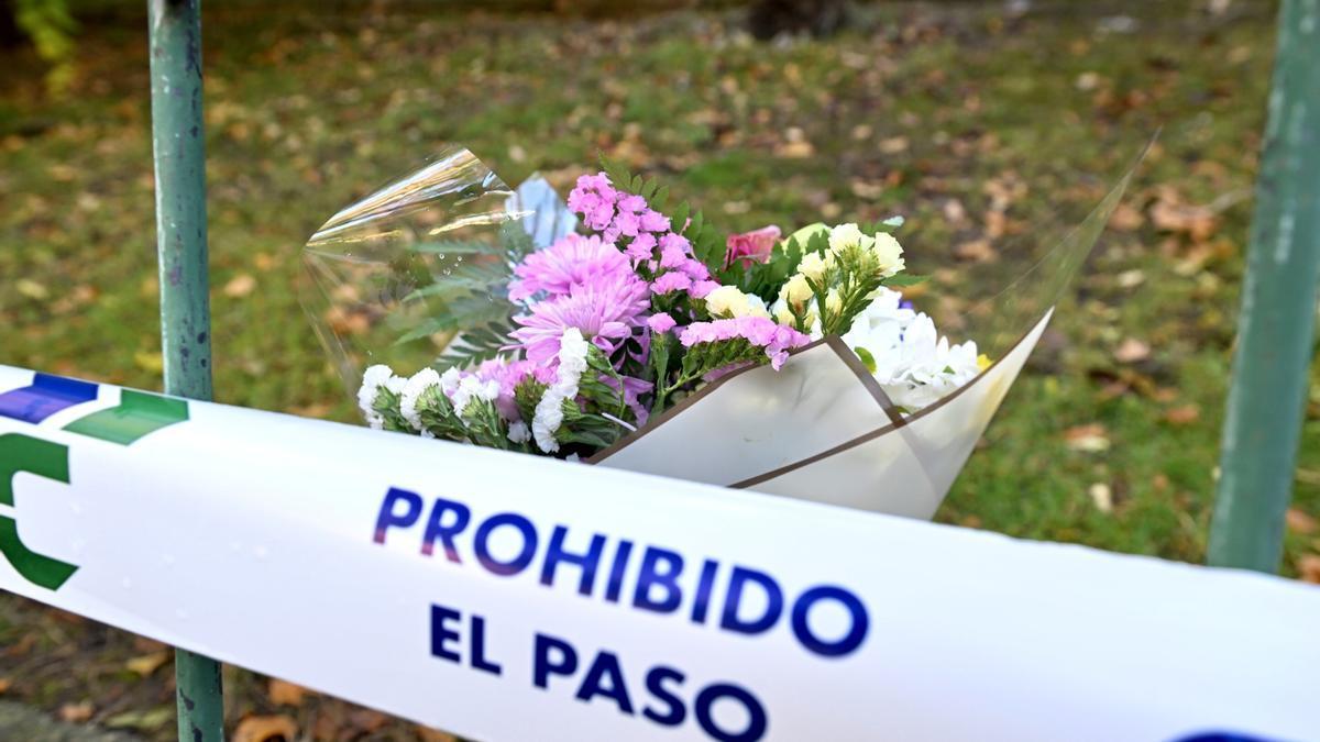 Flores en el parque donde fueron localilzados los cuerpos sin vida de las dos menores.