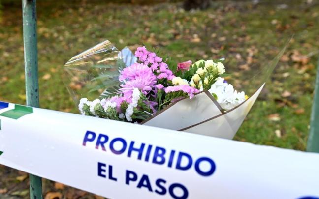 Flores en el parque donde fueron localilzados los cuerpos sin vida de las dos menores.