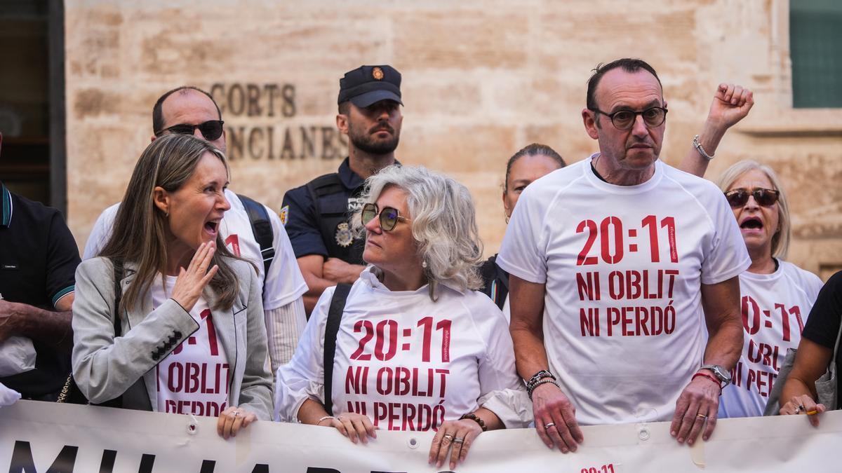 Varias personas con pancartas, durante una concentración para pedir la dimisión de Mazón, frente a Les Corts Valencianes, en septiembre de 2025.