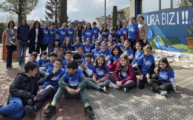 Los escolares de Aresketa Ikastola junto al mural sobre el ciclo del agua que han pintado en la sede de Urbide en Amurrio