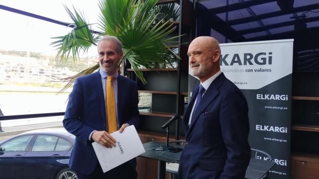 Lander Artetxe, presidente de Elkargi, junto al director general, Zenón Vázquez.