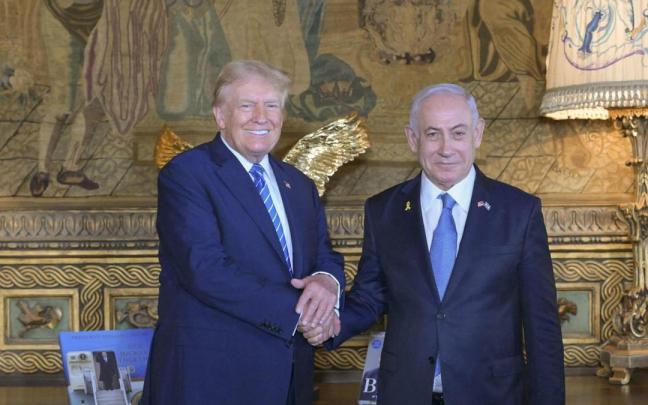 Trump se reúne con Netanyahu en su residencia de Mar-a-Lago.
