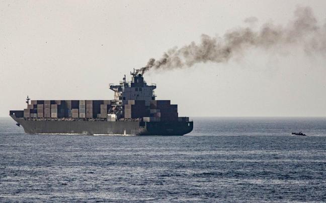 El buque comercial con bandera iraní M/V Touska, después de que los marines de EE.UU. abordaran y capturaran el barco.