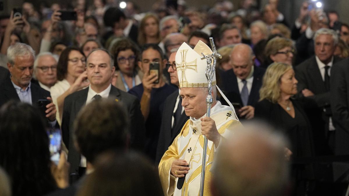 Miles de fieles esperan la llegada del Papa León XIV a la Sagrada Familia