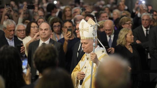 Miles de fieles esperan la llegada del Papa León XIV a la Sagrada Familia