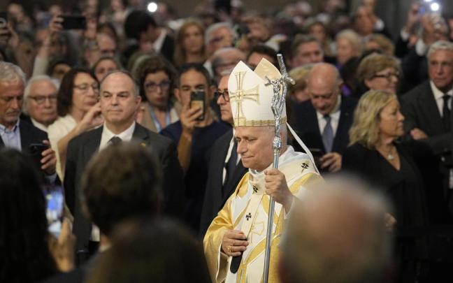 Miles de fieles esperan la llegada del Papa León XIV a la Sagrada Familia
