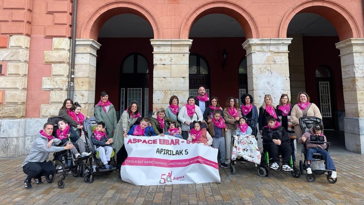 La plaza de Untzaga acogió la presentación del animado programa de actos que se vivirá la tarde del próximo sábado en la villa armera