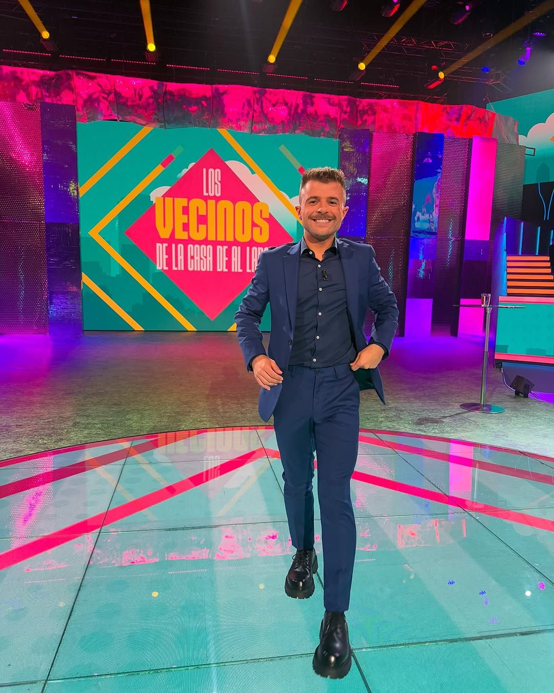 Iban Garcia presentando el programa Los Vecinos de la Casa de al Lado.